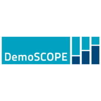 DemoSCOPE-Logo mit weißem Text auf türkisem Hintergrund und einer stilisierten Balkendiagramm-Grafik in Türkis und Dunkelblau.